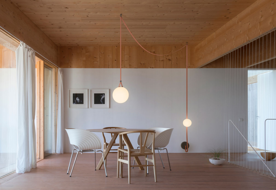 Visual Hierarchies: Creating a Synthesis of Atmospheres with Plusminus ...